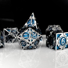 Metall-Würfelset Silber/Blau mit Pfeilen Metall-Würfelset Silber/Blau mit Pfeilen