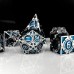 Metall-Würfelset Silber/Blau mit Pfeilen Metall-Würfelset Silber/Blau mit Pfeilen