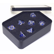 Metall-Würfelset Silber/Blau mit Pfeilen Metall-Würfelset Silber/Blau mit Pfeilen
